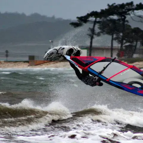 Windsurfeur dans les vagues