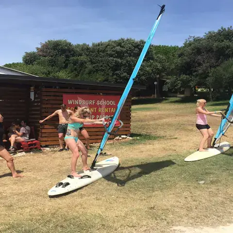 Exercice à terre avec les planches devant la cabane du centre