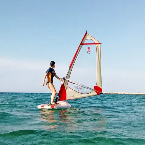 Windsurfeur sur une planche d'initiation