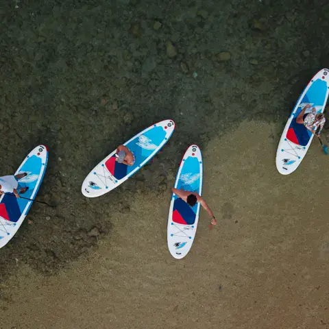 Quatre planches de paddle vues du ciel
