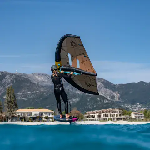Rider en wingfoil dans la baie