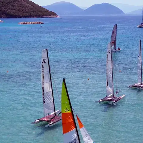 Flotte de dériveurs et catamarans sur l'eau