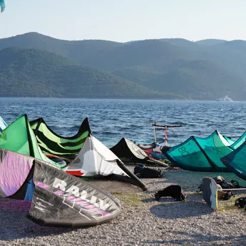 Ailes de kite posées sur la plage de galets