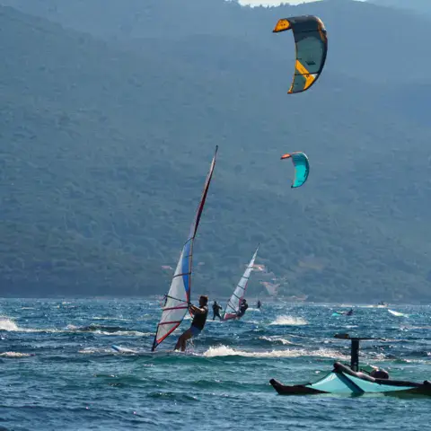 Windsurf et kites sur le plan d'eau
