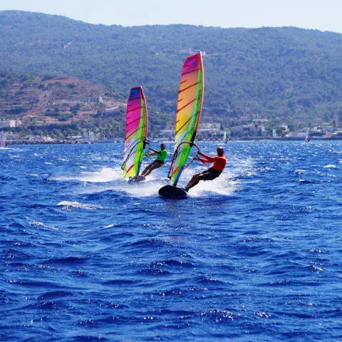 Planches à voile sous le vent