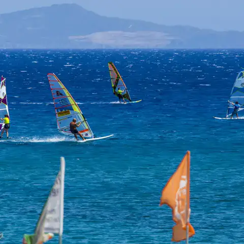 Plusieurs windsurfeurs sur l'eau