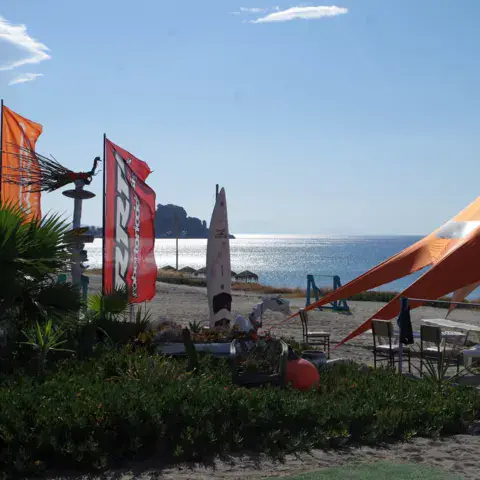 Espace détente et voiles devant la plage