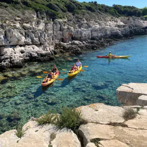 Kayaks le long d'une côte rocheuse