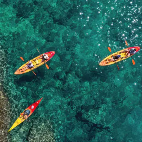 Kayaks vus du ciel sur une eau turquoise