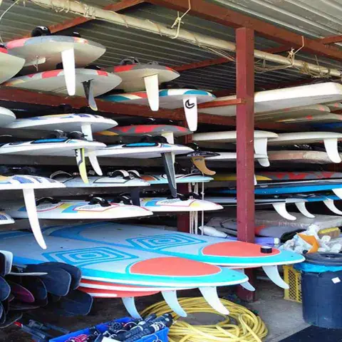 Rangement des planches de location sous abri