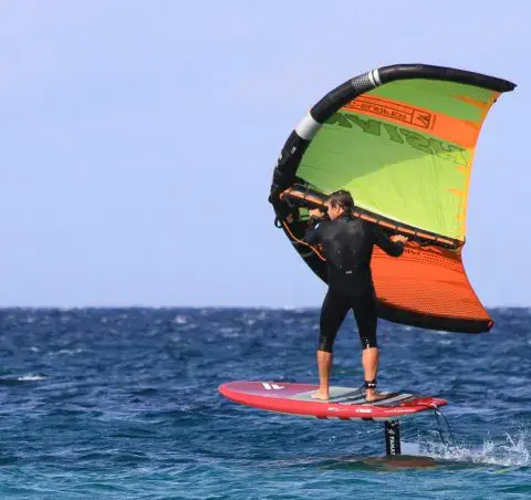 Rider de wing foil en action
