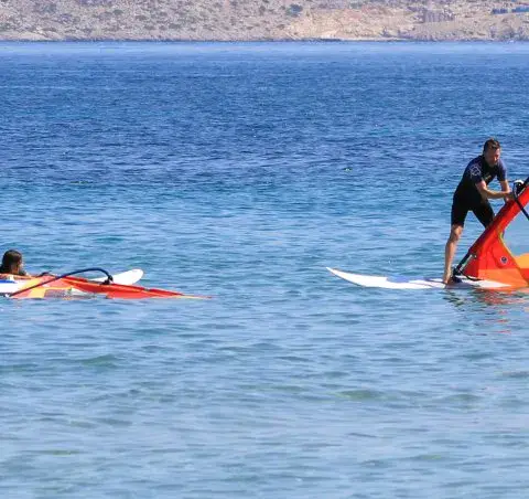 Windsurfeurs débutants avec leurs gréements