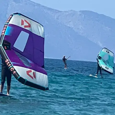 Aile de wing foil violette tenue à l'eau
