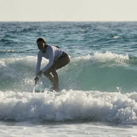 Surfeur dans la mousse d'une vague