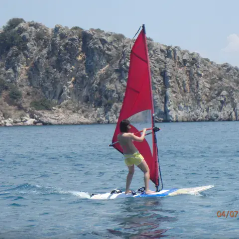 Initiation au windsurf près de la côte rocheuse