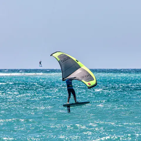Rider de wing foil sur l'eau