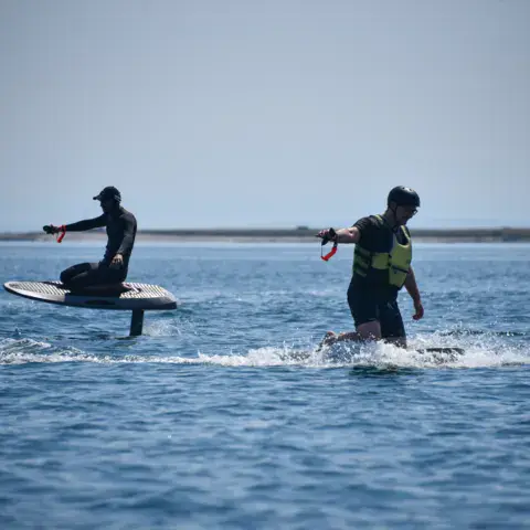 Deux riders sur e-foil au large