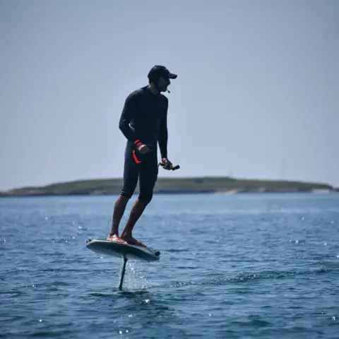 Rider en vol sur un e-foil