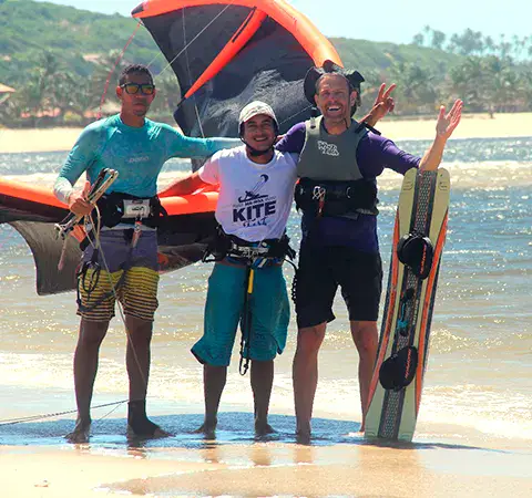 Groupe d'élèves et d'instructeurs sur la plage avec un kite