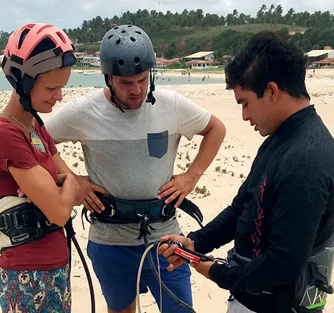 Briefing de sécurité avant le cours sur la plage