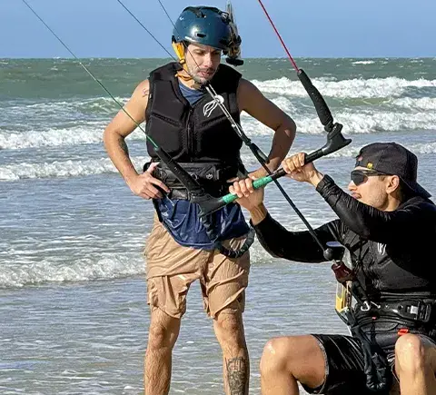Exercice de pilotage de kite avec le moniteur