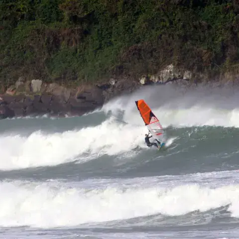 Windsurfeur dans les vagues