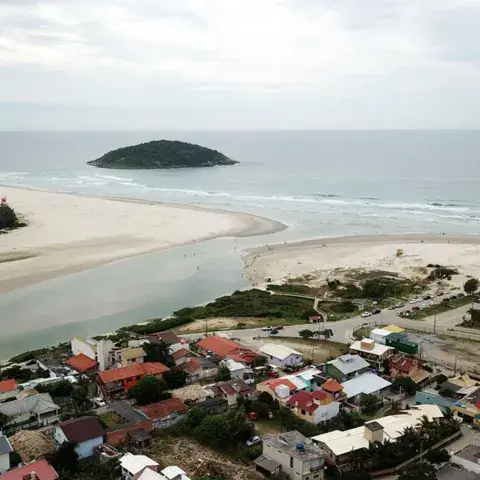 Vue aérienne de la plage, de l'embouchure de la lagune et du village
