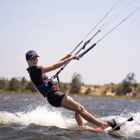 Kitesurfeur en action sur l'eau