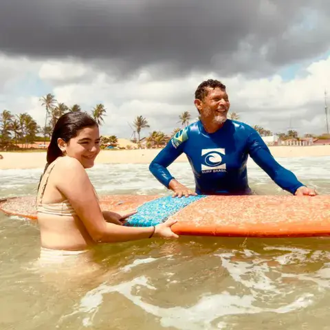 Instructeur et élève dans l'eau peu profonde