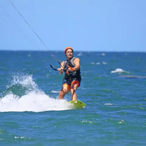 Kitesurfeur en navigation sur une mer bleue
