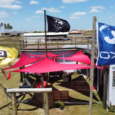 Le Kitesurf Life Center vu d'en haut, avec ses drapeaux et sa terrasse