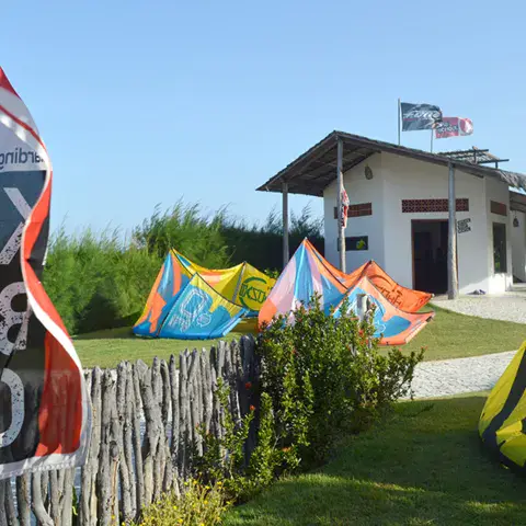 La station KBC avec des kites étalés devant