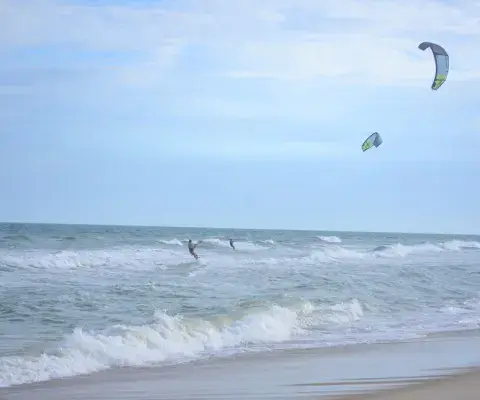 Kitesurfeurs dans les vagues