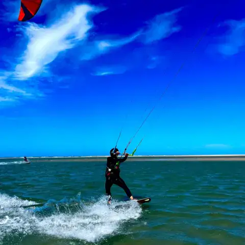 Kitesurfeur sur eau plate