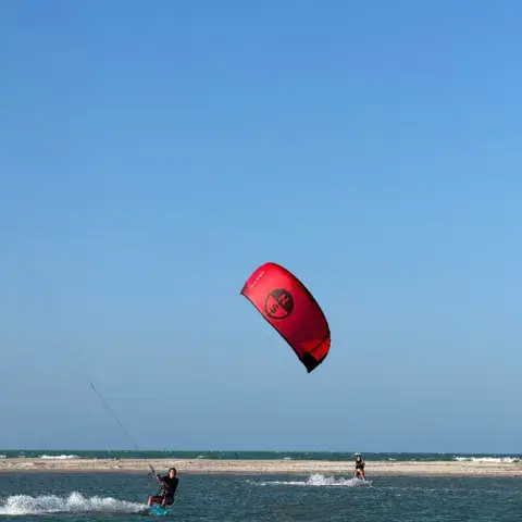 Kite rouge au-dessus de l'eau