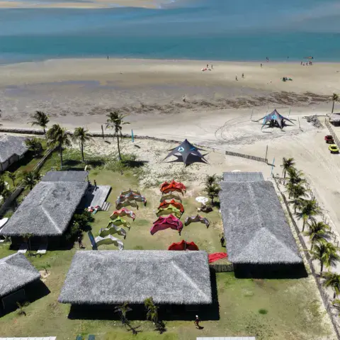 Vue aérienne du centre et de ses kites étalés