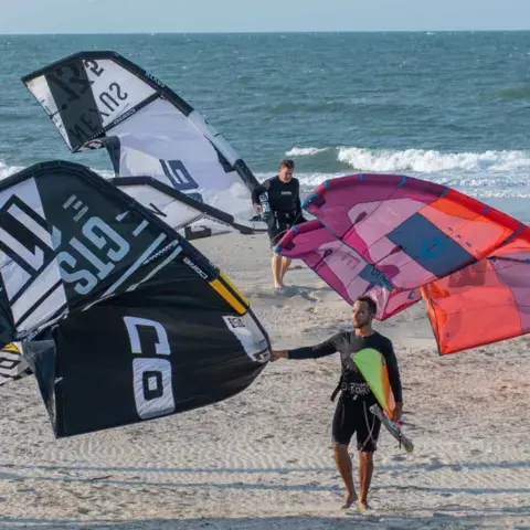 Kites sur la plage avec des élèves et moniteurs