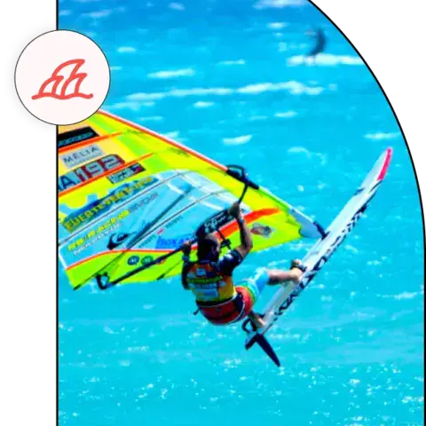 Windsurfeur en vitesse sur eau turquoise