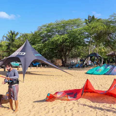 Préparation des kites sur le sable