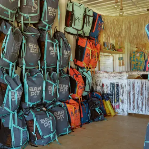 Sacs de matériel rangés dans l'espace de gardiennage