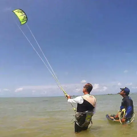Cours de kitesurf avec un moniteur dans l'eau