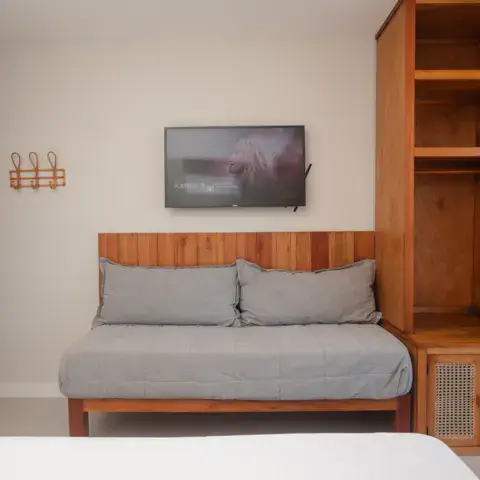 Chambre avec banquette et télévision
