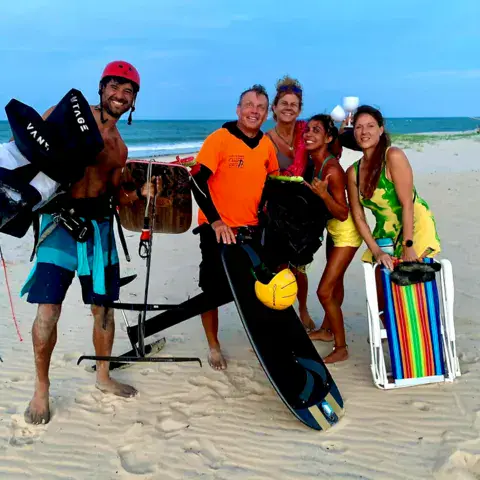 Groupe sur la plage avec matériel de foil et planches
