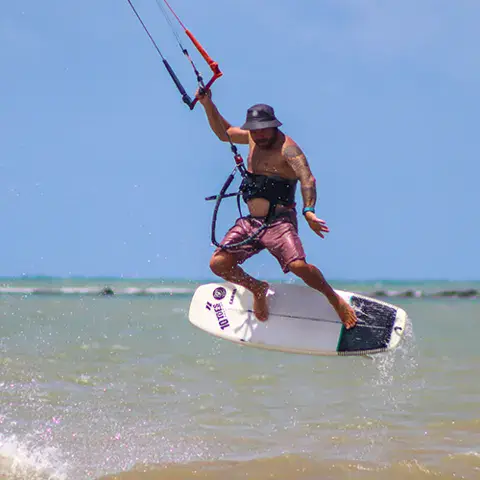 Kitesurfeur avec un kite sur l'eau