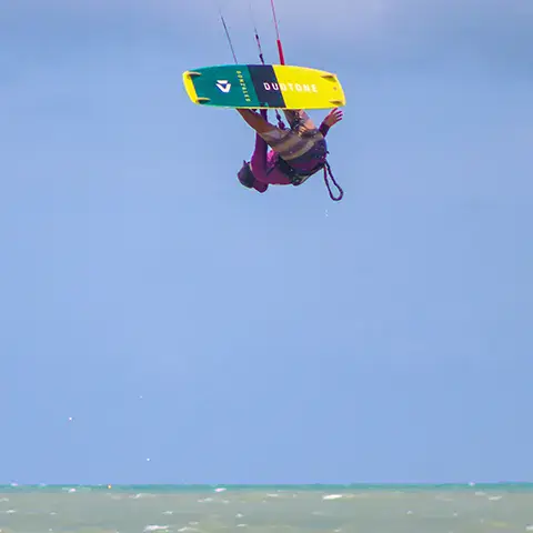 Kitesurfeur en saut avec un kite jaune