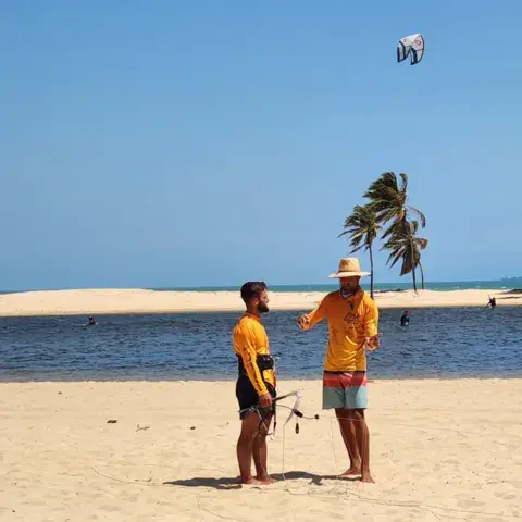 Séance sur la plage, deux personnes face à la mer