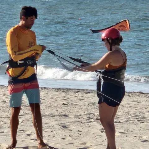Explications avant l'entrée dans l'eau, barre de kite en main