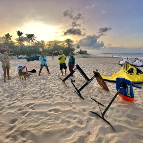 Matériel de foil posé sur la plage au coucher du soleil