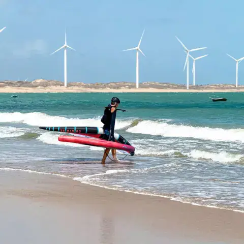 Rider sortant de l'eau avec son aile et son foil