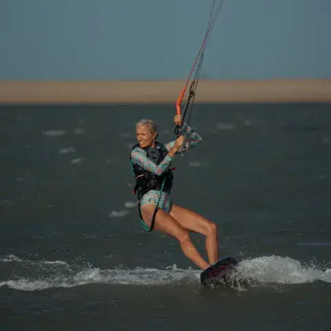 Kitesurfeur sur une vague